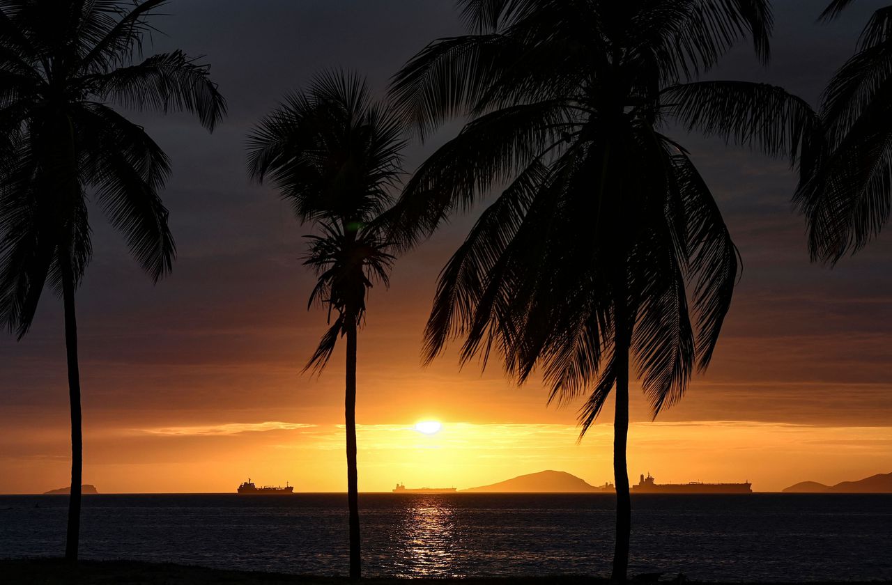Een olietanker voor de kust bij Venezuela.