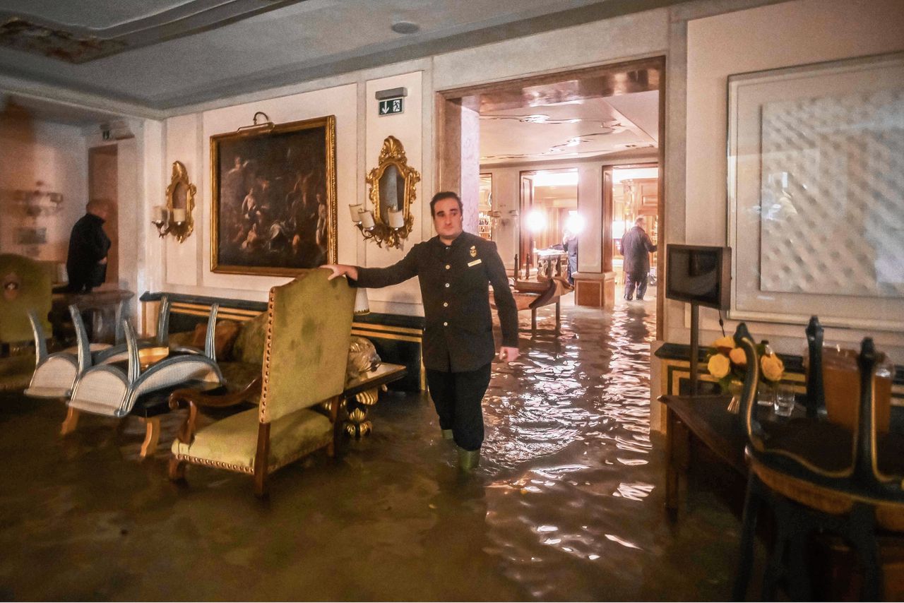 De begane grond van het luxe Gritti Palace hotel staat geheel onder water.