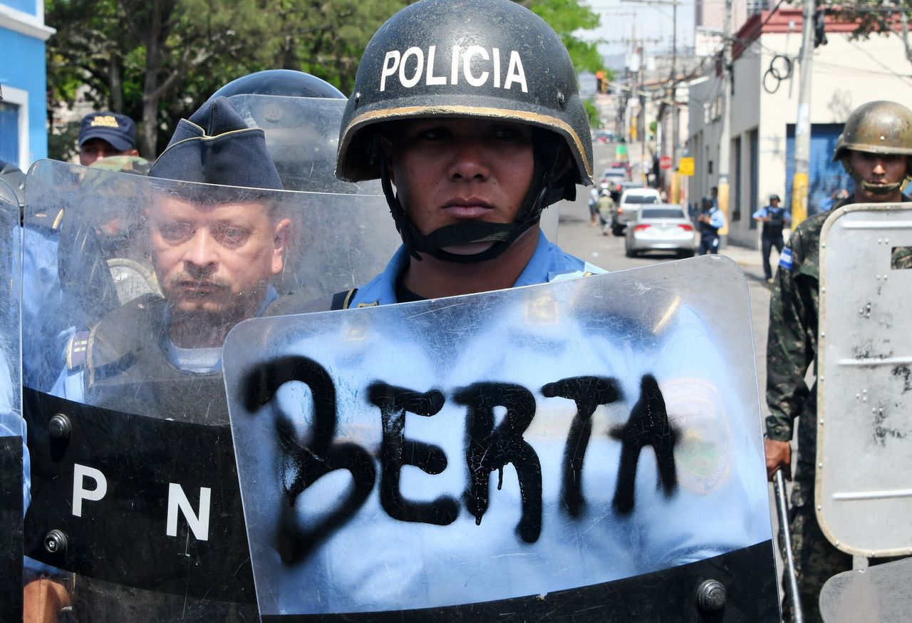 Politiemannen houden demonstranten tegen die het aftreden eisen van president Juan Orlando Hernandez van Honduras, afgelopen 1 mei in de hoofdstad Tegucigalpade.