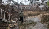Dmytro Torez, exsoldado ucraniano, periodista y activista local, pasa junto a casas destruidas por los ataques rusos en Slaviansk el 19 de noviembre.