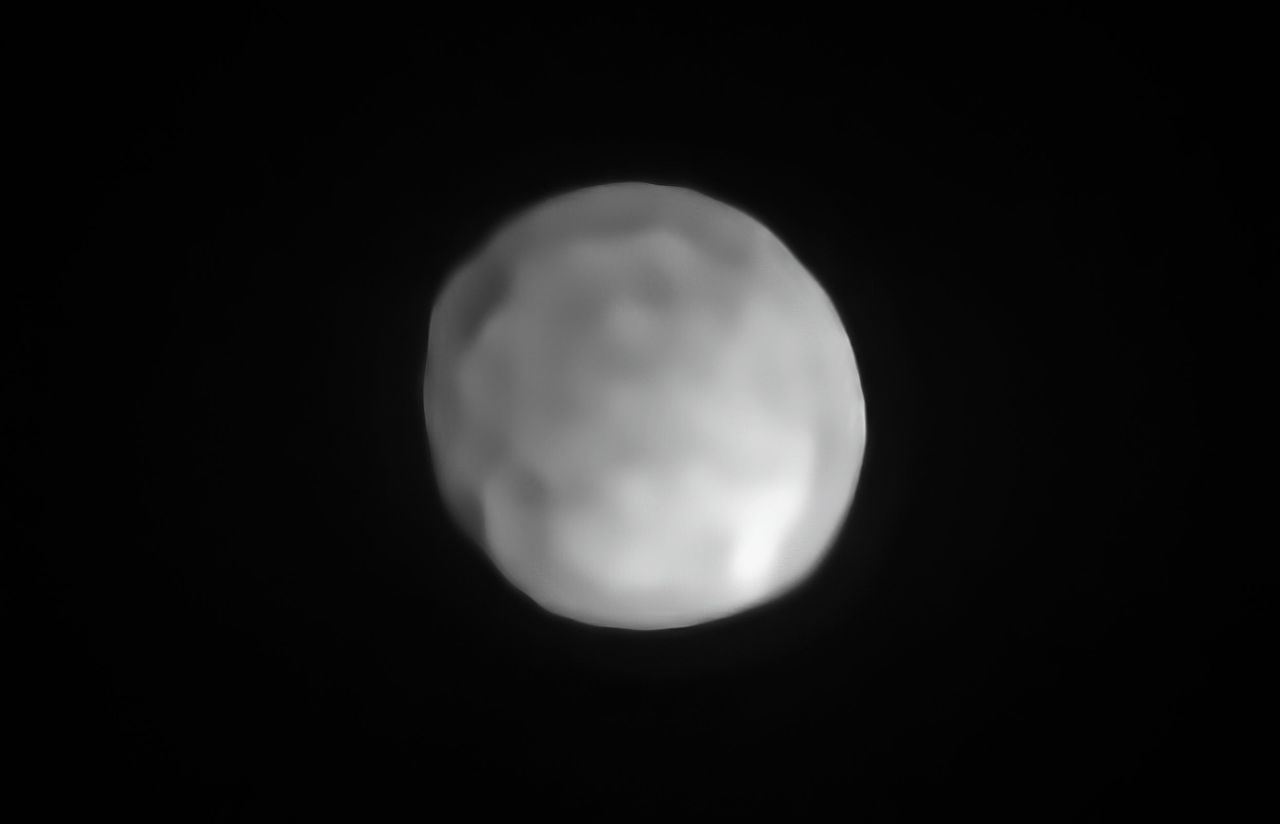 De dwergplaneet Hygiea heeft een diameter van 400 kilometer en zweeft tussen een familie van ijs een steen.