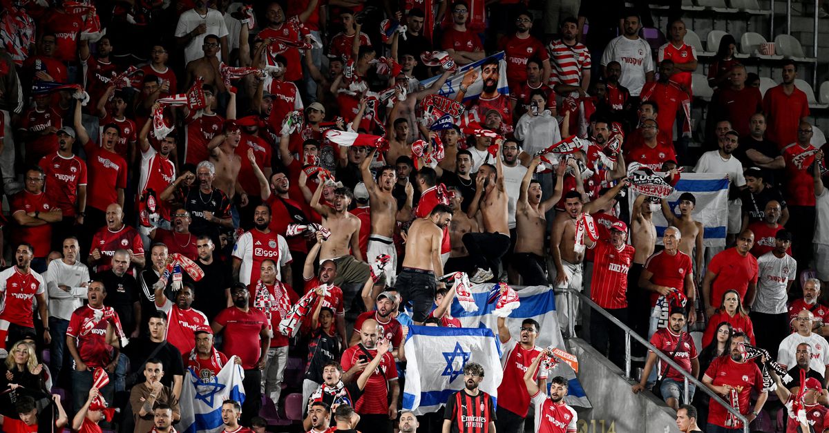 Alkmaarse gemeenteraad kritisch op draai burgemeester rond weren Hapoel-fans na aandringen Amsterdam
