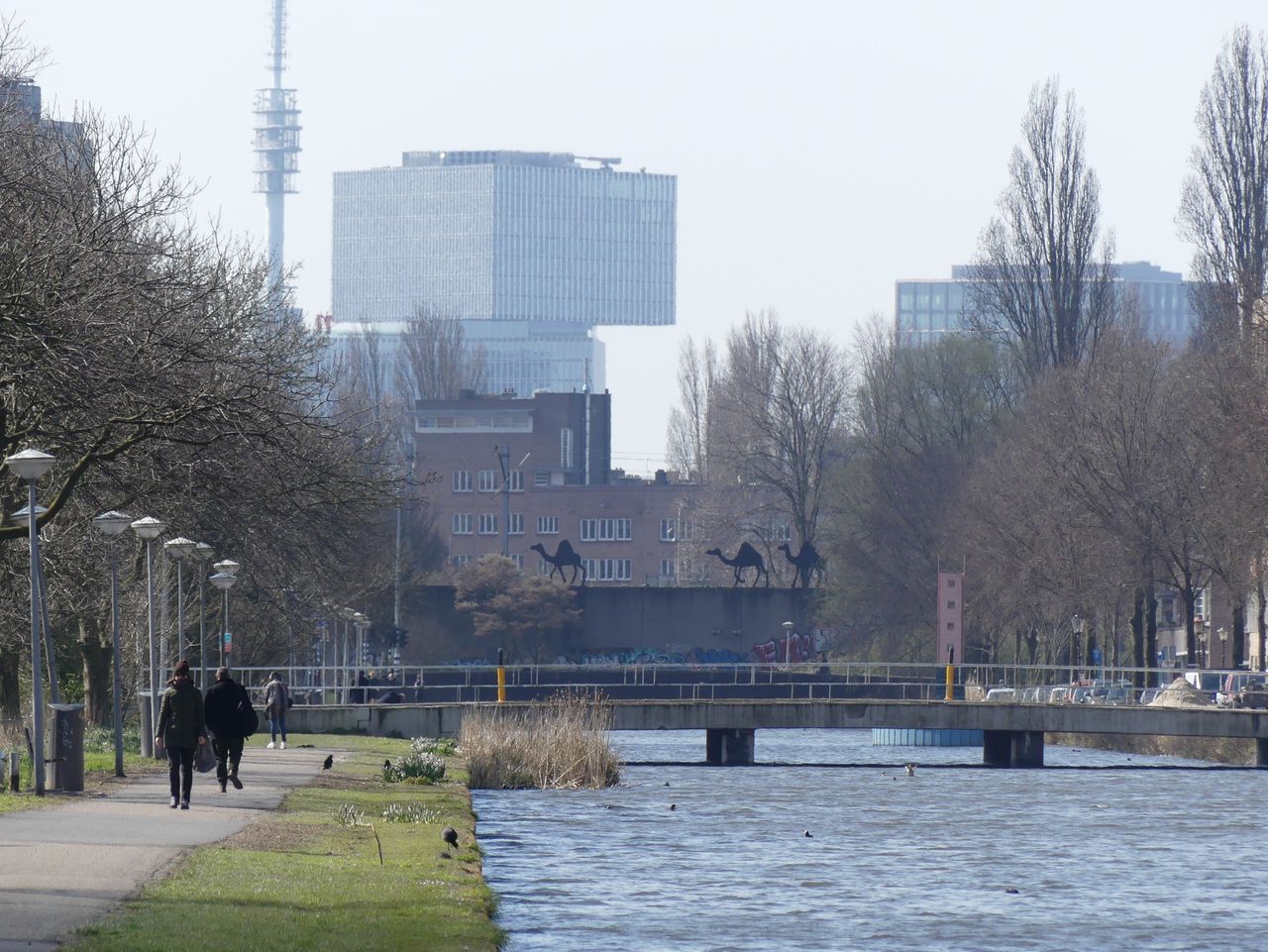De route Watergraafsmeer, met hotel Nhow en op de voorgrond kunstwerk Fata Morgana van Iris le Rütte.