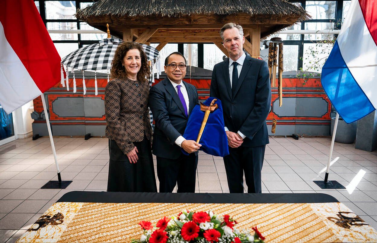 Minister Ingrid van Engelshoven, de Indonesische ambassadeur I Gusti Agung Wesaka Puja en directeur van het Nationaal Museum van Wereldculturen Stijn Schoonderwoerd met de dolk.
