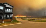 Hevige rook als gevolg van een naderende natuurbrand in Fort McMurray, in het noorden van de Canadese provincie Alberta, dinsdag. 