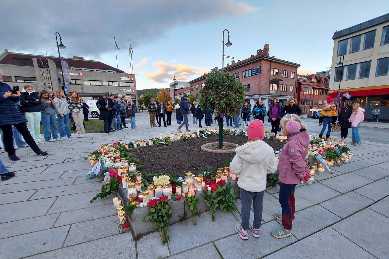 Mensen komen samen in Kongsberg om de dood van vijf slachtoffers van een terreurdaad te herdenken.