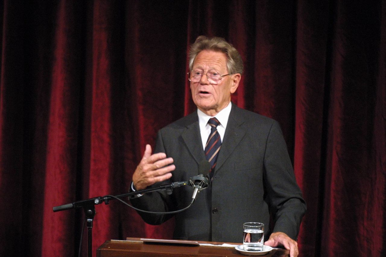 De Zwitserse theoloog Hans Küng in 2002 tijdens een toespraak in Berlijn.