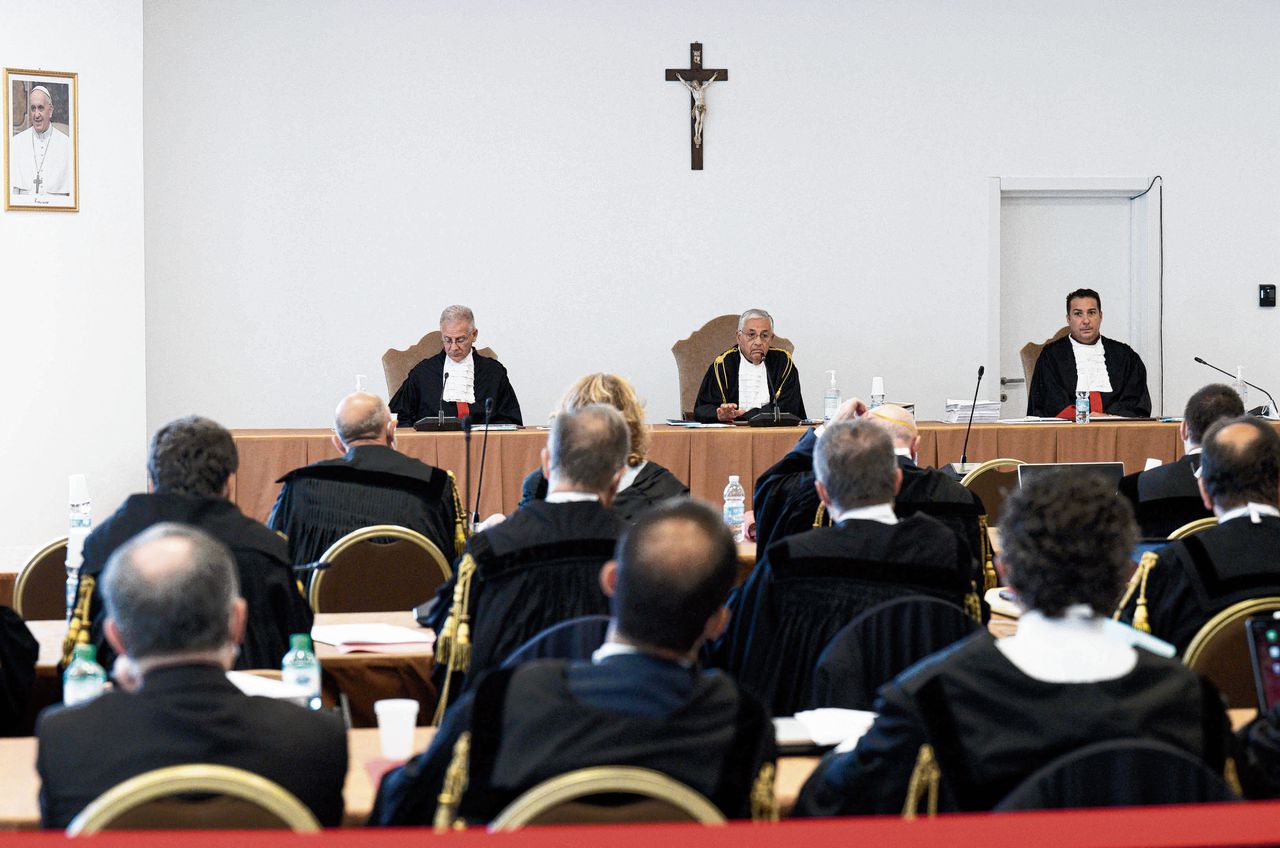Omvangrijk Vaticaans corruptieproces begonnen, kardinaal ontkent schuld 