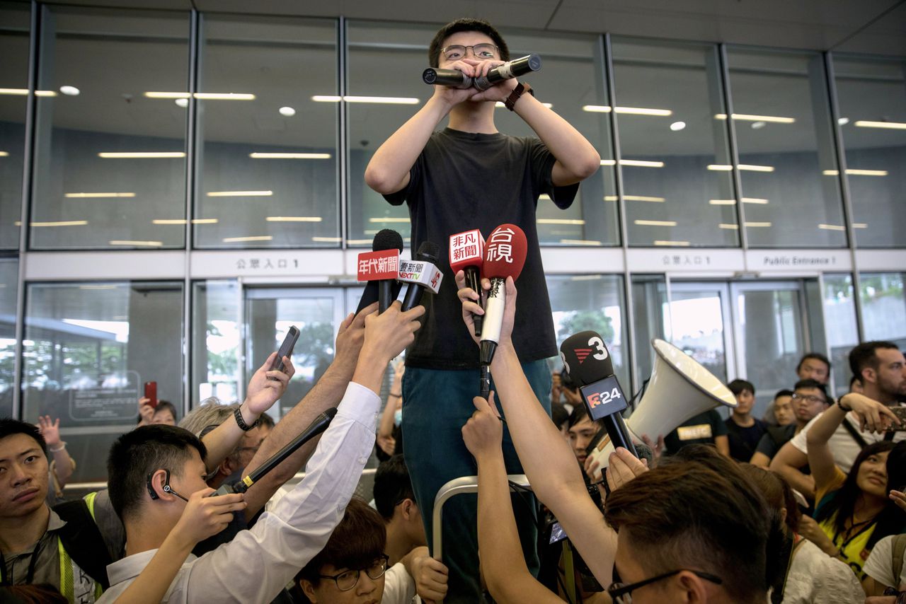 Protestleider Joshua Wong sprak maandag, na zijn vrijlating uit de gevangenis, de pers toe in Hongkong.