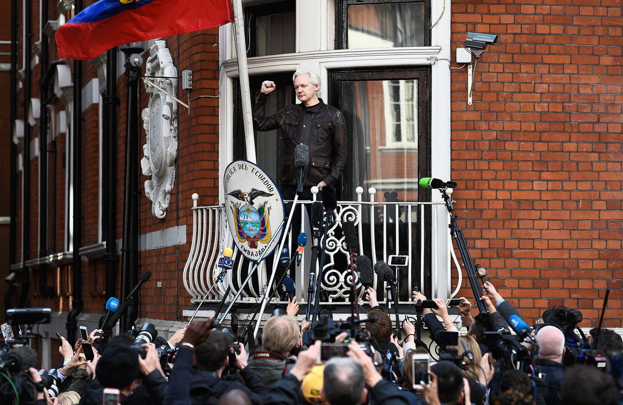Julian Assange op het balkon van de Ecuadoraanse ambassade in Londen.