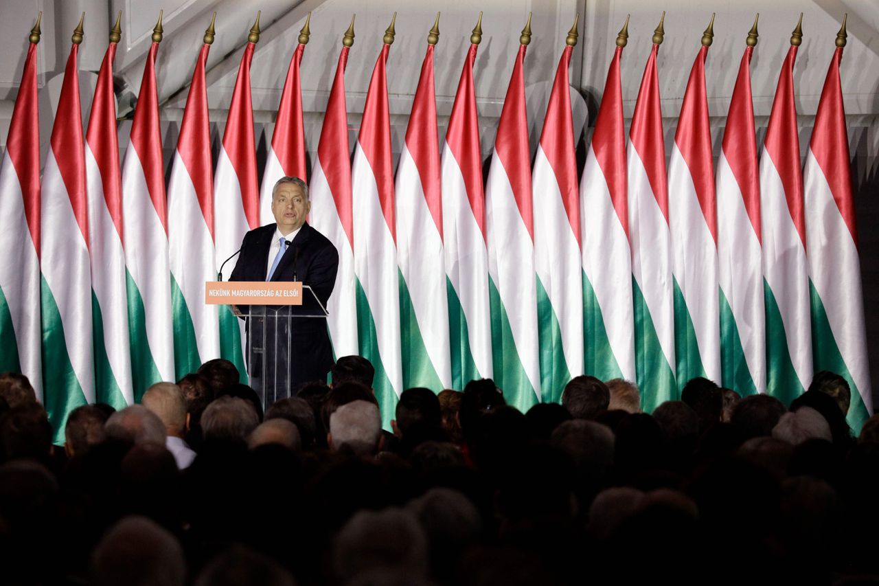 Biograaf: ‘Orbán doet zijn pauwendansje weer’ 