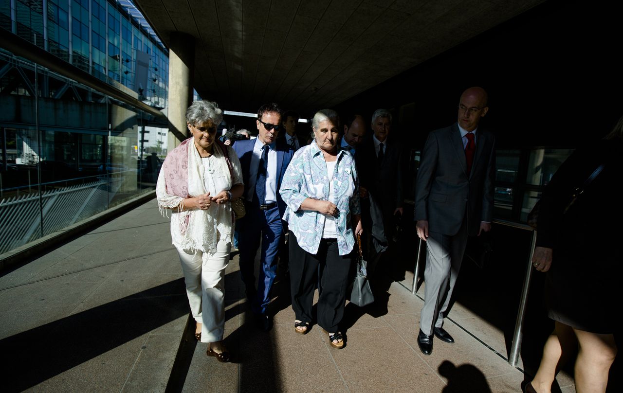 Nabestaanden van de omgekomen mannen, beter bekend als de 'moeders van Srebrenica', bij de rechtbank in Den Haag in 2014.