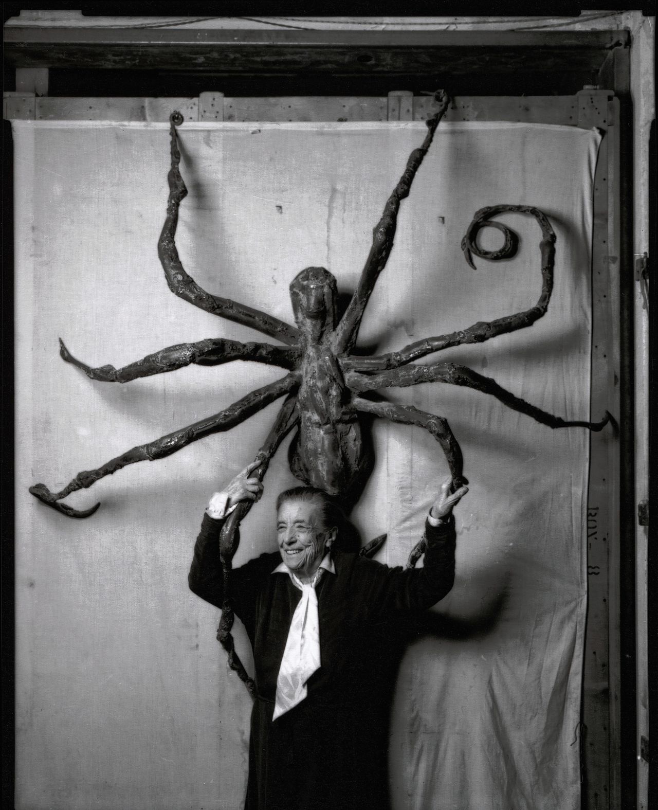 Luise Bourgeois met Spider IV (1996) op een foto van Peter Bellamy