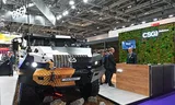 Een gepantserd militair personeelsvoertuig van de Tsjechische fabrikant CSG pronkt op een wapenbeurs in Londen. 