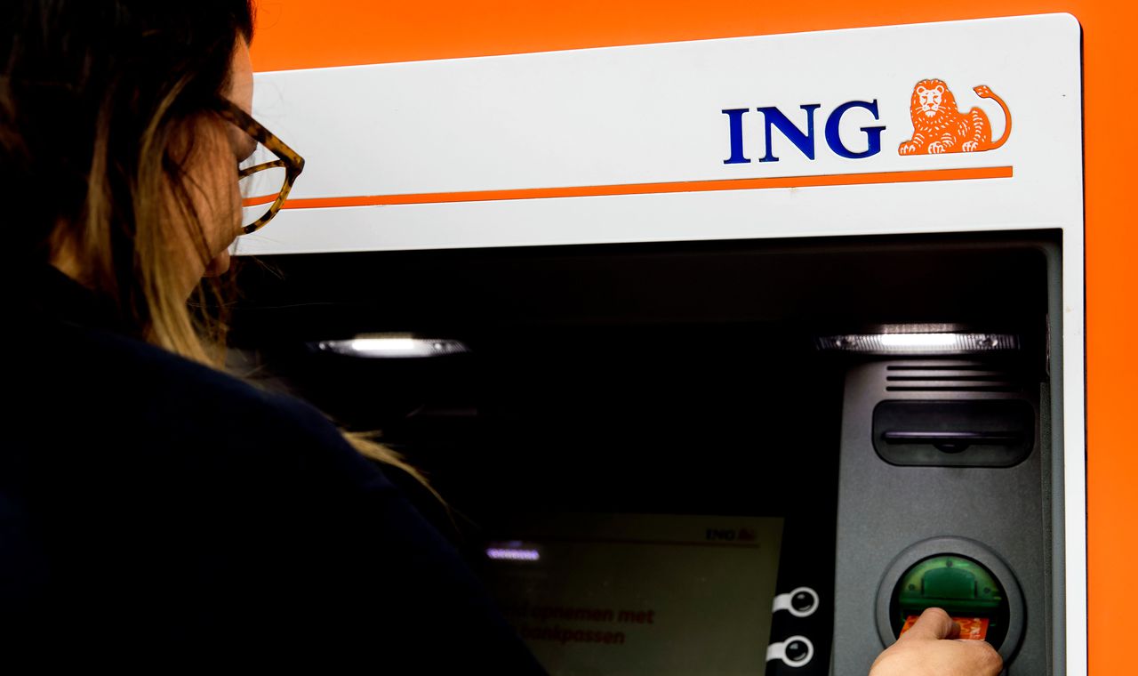 Een klant gebruikt een pinautomaat van ING.