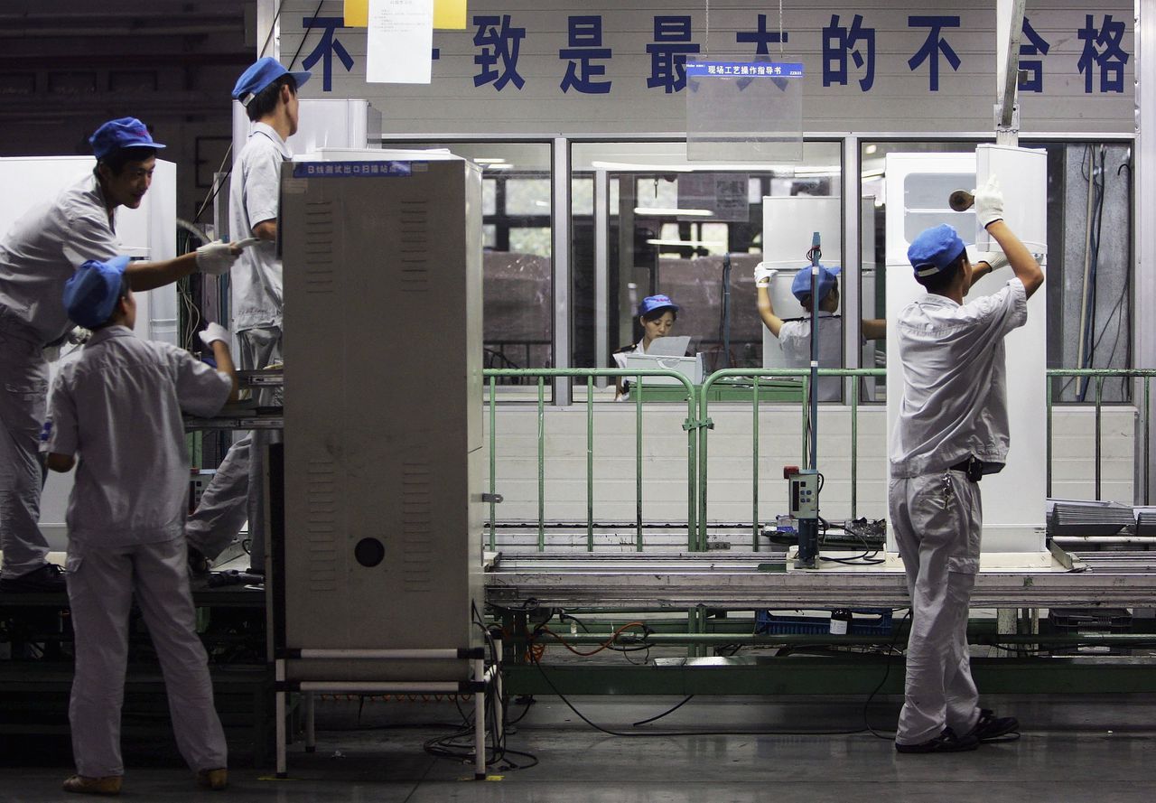 Arbeiders aan het werk in een Chinese koelkastenfabriek. Mogelijk komen cfk’s in de lucht door de inname van oude koelkasten, waarin cfk’s als koelmiddel werden gebruikt.