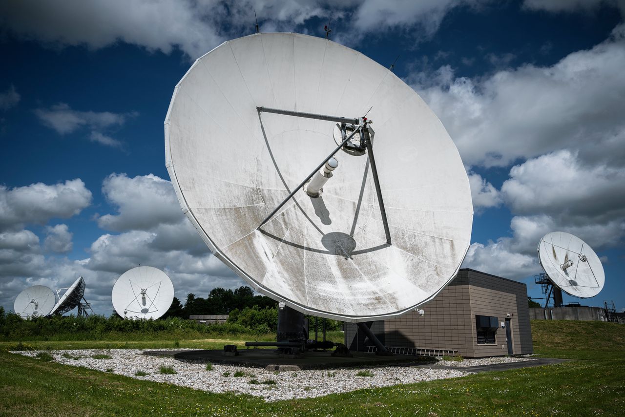 De schotelantennes van Inmarsat in Burum hebben verbinding met twee satellieten die noodmeldingen van schepen in de Atlantische en Indische Oceaan doorgeven. Het mobiele netwerk zit deze noodmeldingen straks in de weg, door uitbreiding van de 5G-frequenties.