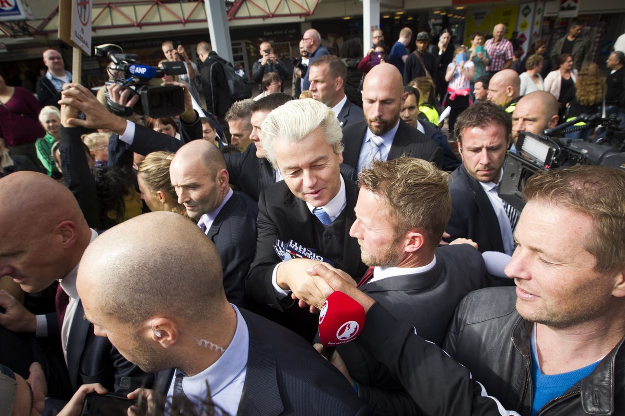 PVV-leider Geert Wilders voerde zaterdag in het centrum van Almere actie tegen de uitbreiding van het asielzoekerscentrum daar.