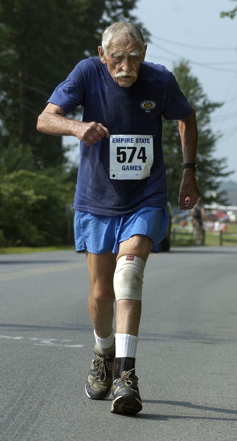 Hardloper Sid Zeecher, 86, in actie op de 10 km. Hij werd 106e van de 106. foto ap Hudson Valley's Sid Zecher, 86, of Newburgh, N.Y. runs the Empire State Games 10-kilometer road race Sunday, July 31, 2005, in LaGrange, N.Y. Zecher is the oldest participant in the race by at least 20 years and for his ability to keep running at such an advanced age, Zecher received a gold medal. Zecher finished 106th out of 106 runners. (AP Photo/Poughkeepsie Journal, Karl Rabe)