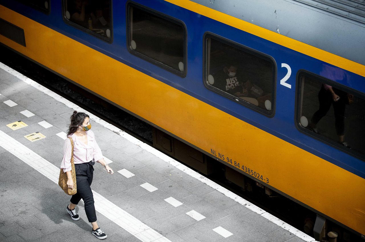 In het openbaar vervoer is het dragen van mondkapjes verplicht. Burgemeester Aboutaleb van Rotterdam wil dat in Nederland een algehele mondkapjesplicht wordt ingevoerd voor openbare ruimtes.