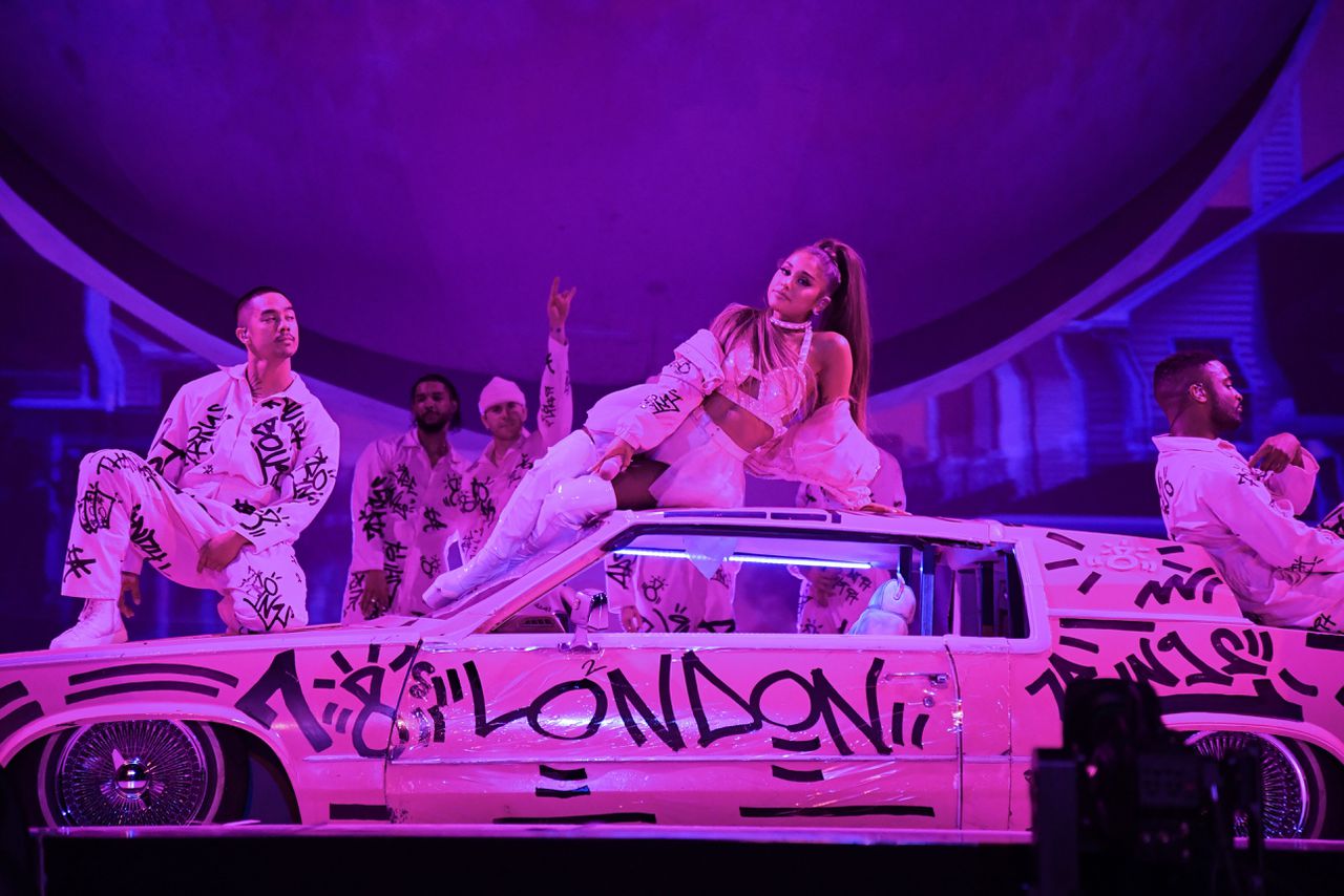 Ariana Grande met dansers op de limousine op toneel tijdens haar Sweetener World Tour in Londen, op 18 augustus 2019.