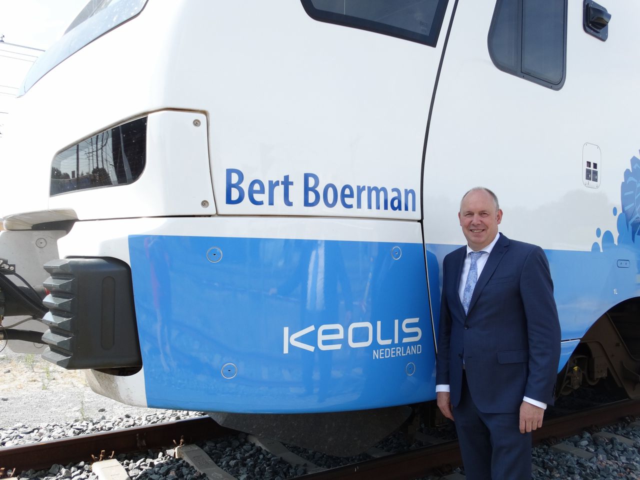 Bestuurder Bert Boerman bij de naar hem vernoemde trein van vervoerder Keolis.