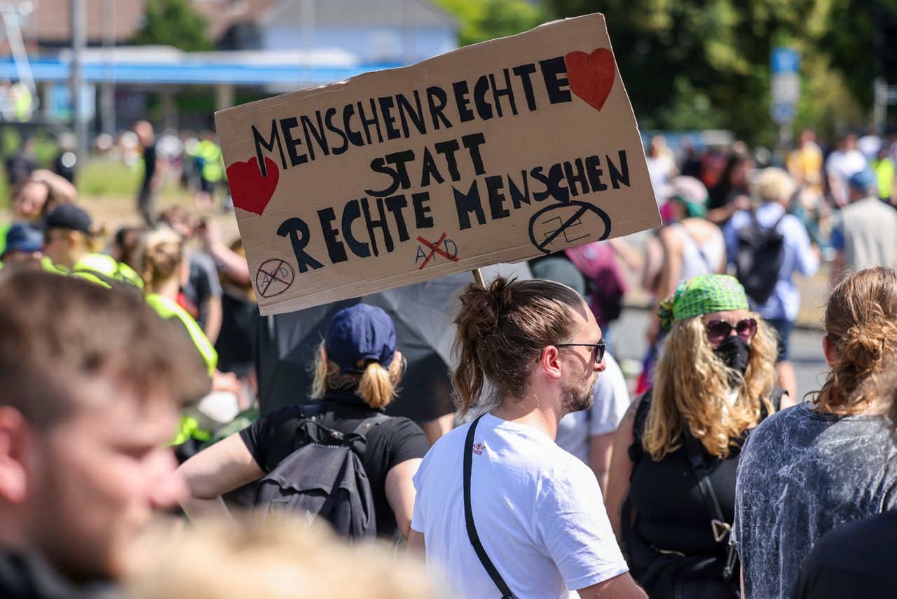 Tienduizenden demonstranten bij bijeenkomst AfD in Essen, partijtop herkozen 