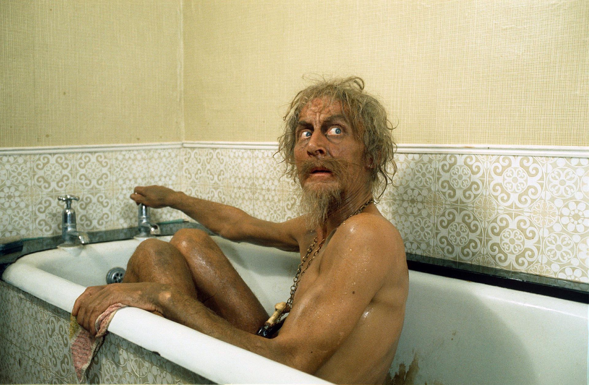 женщина лежит в ванной. мужчина лежит в ванне. пара в ванне. отчим в ванне. человек в ванной.