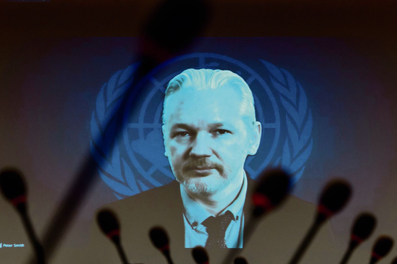Assange spreekt in maart per videoverbinding uit de Ecuadoraanse ambassade zijn gehoor toe in de marge van een sessie van de Mensenrechtenraad van de VN in Genève.
