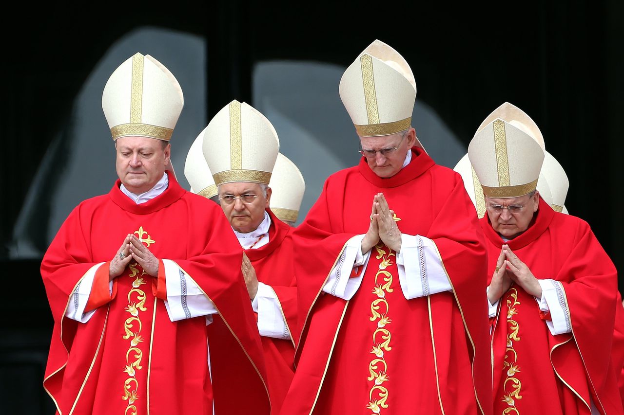 Vier kardinalen (niet specifiek genoemd in dit artikel) in het Vaticaan.