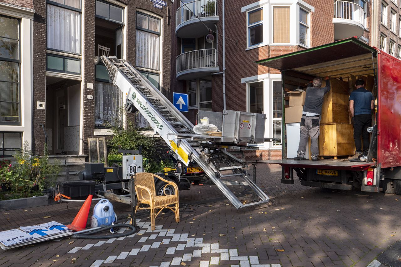Meubels worden verhuisd in Amsterdam. In de gemeente Amsterdam, waar de vierkantemeterprijs het hoogst is, daalde afgelopen kwartaal de gemiddelde verkoopprijs met 8,3 procent, tot 559.000 euro.