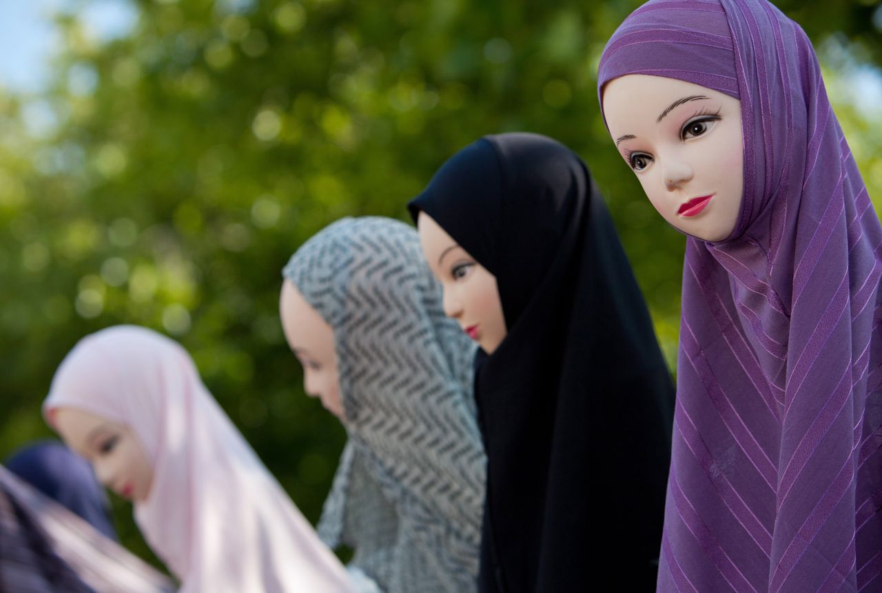 klep Oude tijden Het strand Met de hijab in de voorhoede - NRC