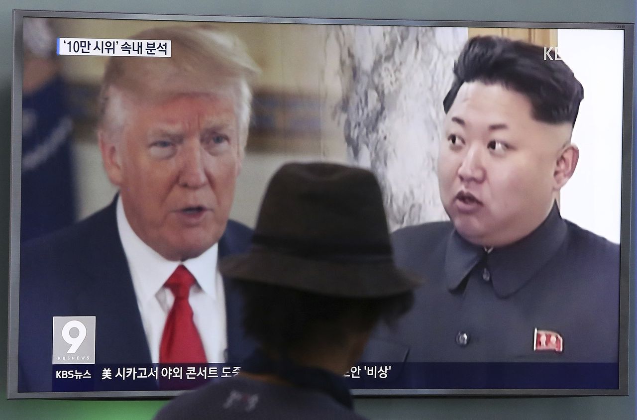 Een Zuid-Koreaanse man kijkt naar een nieuwsuitzending over de spanningen tussen de Verenigde Staten en Noord-Korea. (Foto van 10 augustus 2017)