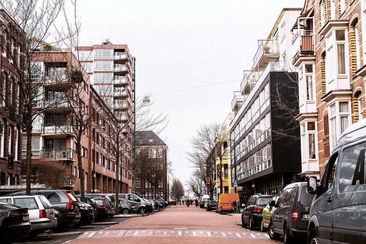 De bestuursvoorzitter van corporatie Stadgenoot huurde een corporatiewoning in de Tweede Helmersstraat in Amsterdam, terwijl hij ook een koophuis in Overijssel bezat.