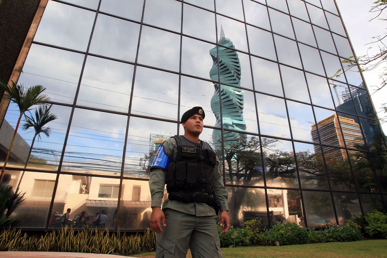 Een Panamese politieagent houdt de wacht bij het hoofdkantoor van Mossack Fonseca. Panama City, in april 2016.