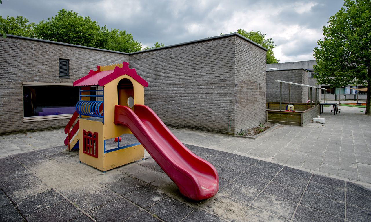 AMSTERDAM - Een speelplaats van een kinderdagverblijf van de failliet verklaarde kinderopvangorganisatie Estro. Met zo'n 250 filialen wordt een doorstart gemaakt onder de naam Smallsteps. ANP ROBIN VAN LONKHUIJSEN