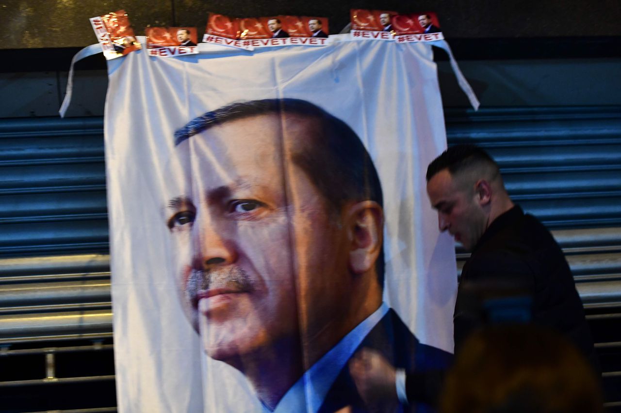 Erdogan scheldt als een taxichauffeur, omdat het werkt 