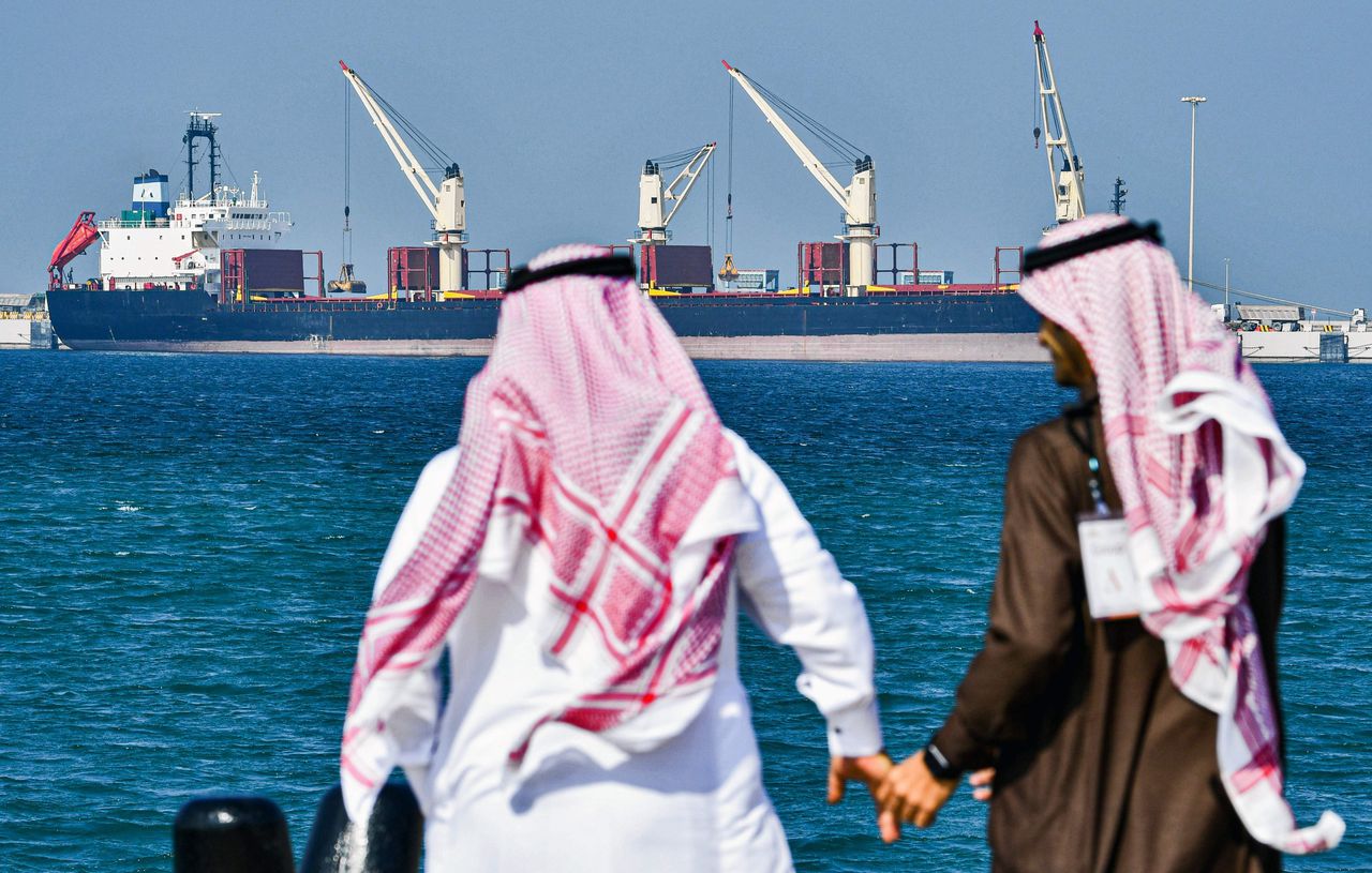 Een schip in de haven van Ras Al-Khair in Saudi-Arabië.