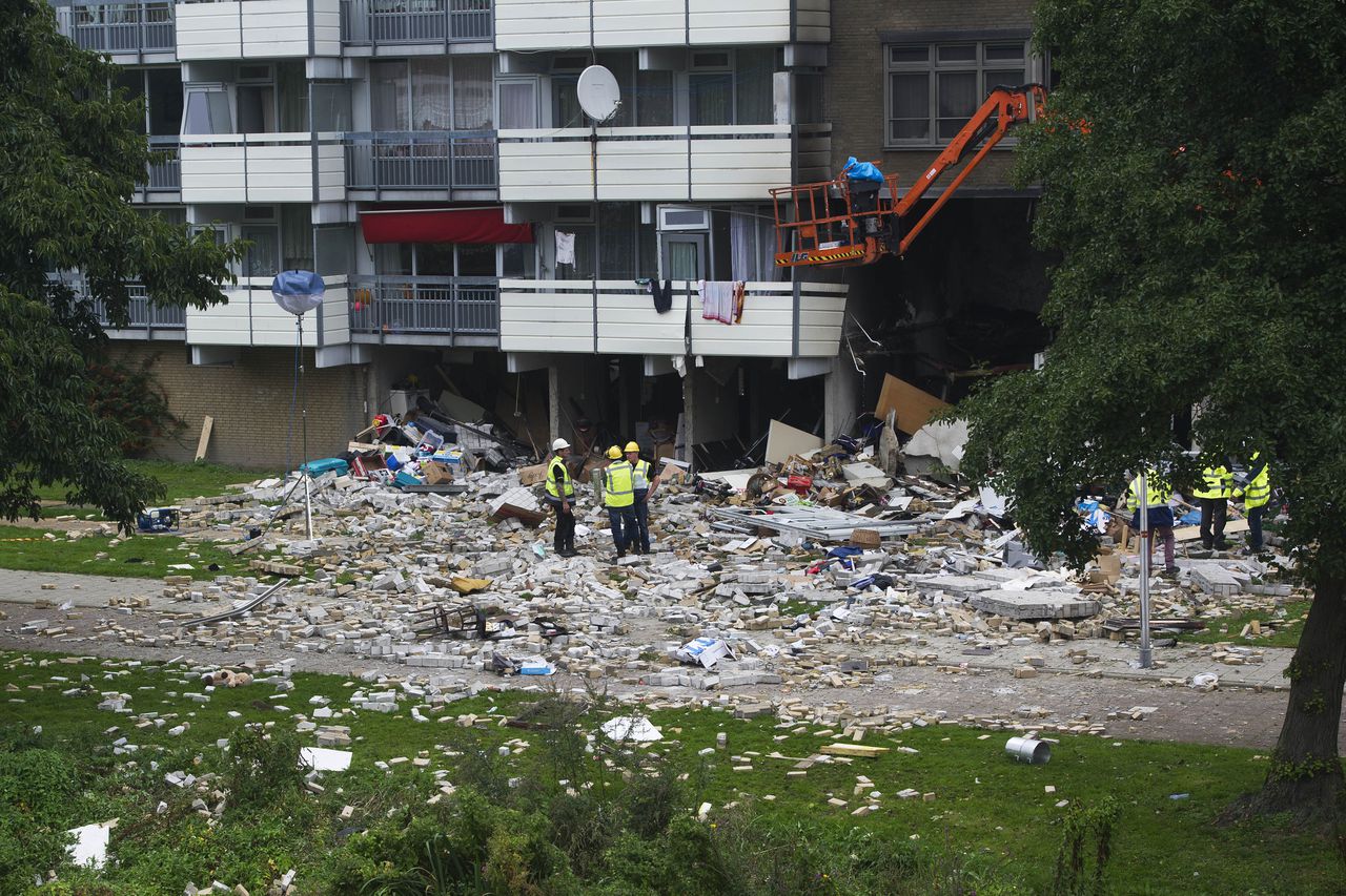 Onderzoekers aan het werk bij het flatgebouw een dag nadat op 4 september 2014 een ontploffing plaatsvond.