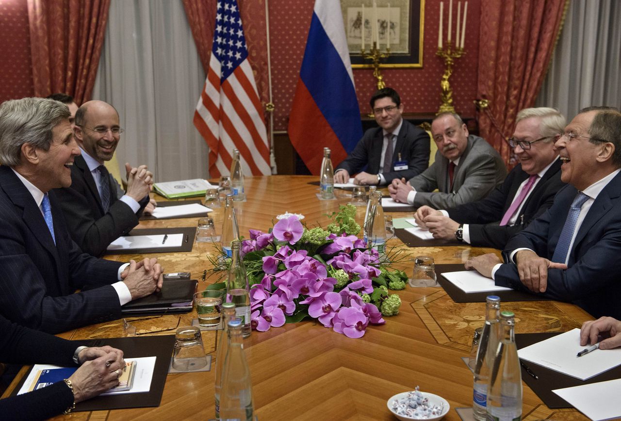 Het overleg in Lausanne over het nucleair akkoord met Iran. Op de foto onder meer John Kerry (l) en de Russische minister van Buitenlandse Zaken, Sergei Lavrov (r).