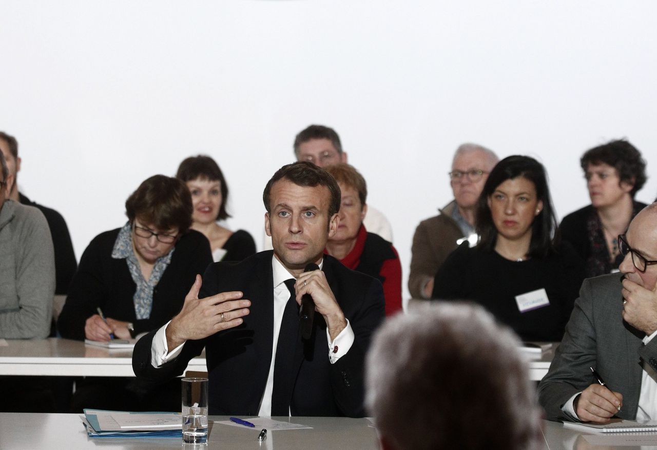 In antwoord op de gele-hesjes-protesten liet de Franse president Macron een groep burgers klimaatplannen trekken. Die stellen onder meer een verbod op reclames voor SUV’s voor. Foto Yoan VALAT / POOL / AFP