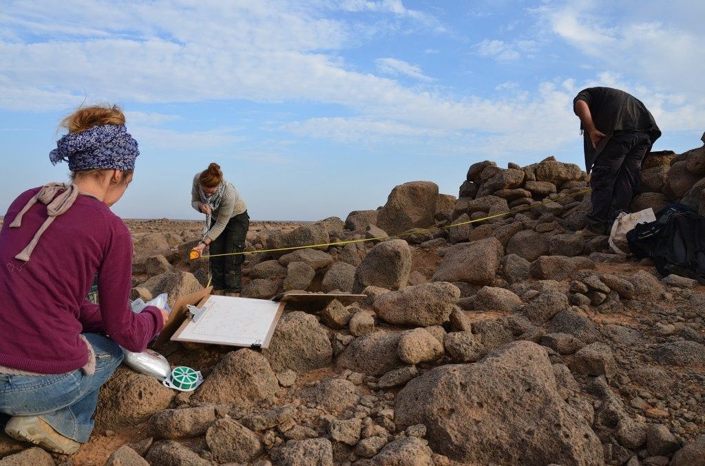 Het veldwerk in Shubayqa, Jordanië, dat leidde tot de ontdekking van het oudste brood ter wereld. Vooraan: Amaia Arranz Otaegui