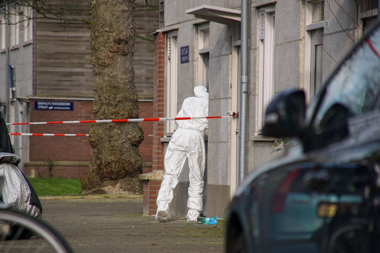 Agenten bij de Amsterdamse woning waar Joey Uiterwijk kort daarvoor is doodgeschoten.