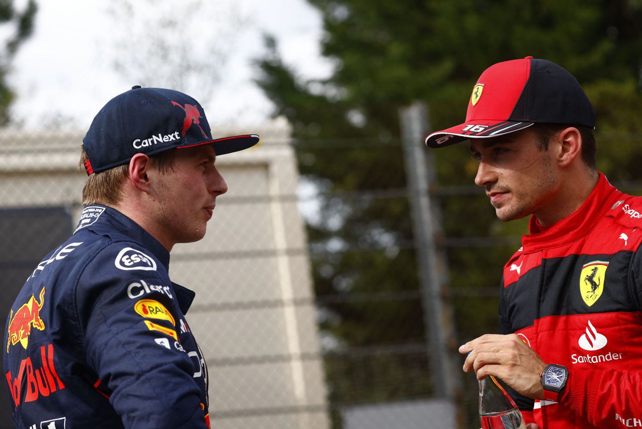 Charles Leclerc (rechts) in gesprek met Max Verstappen bij de Grote Prijs van Emilia-Romagna op het circuit in Imola.