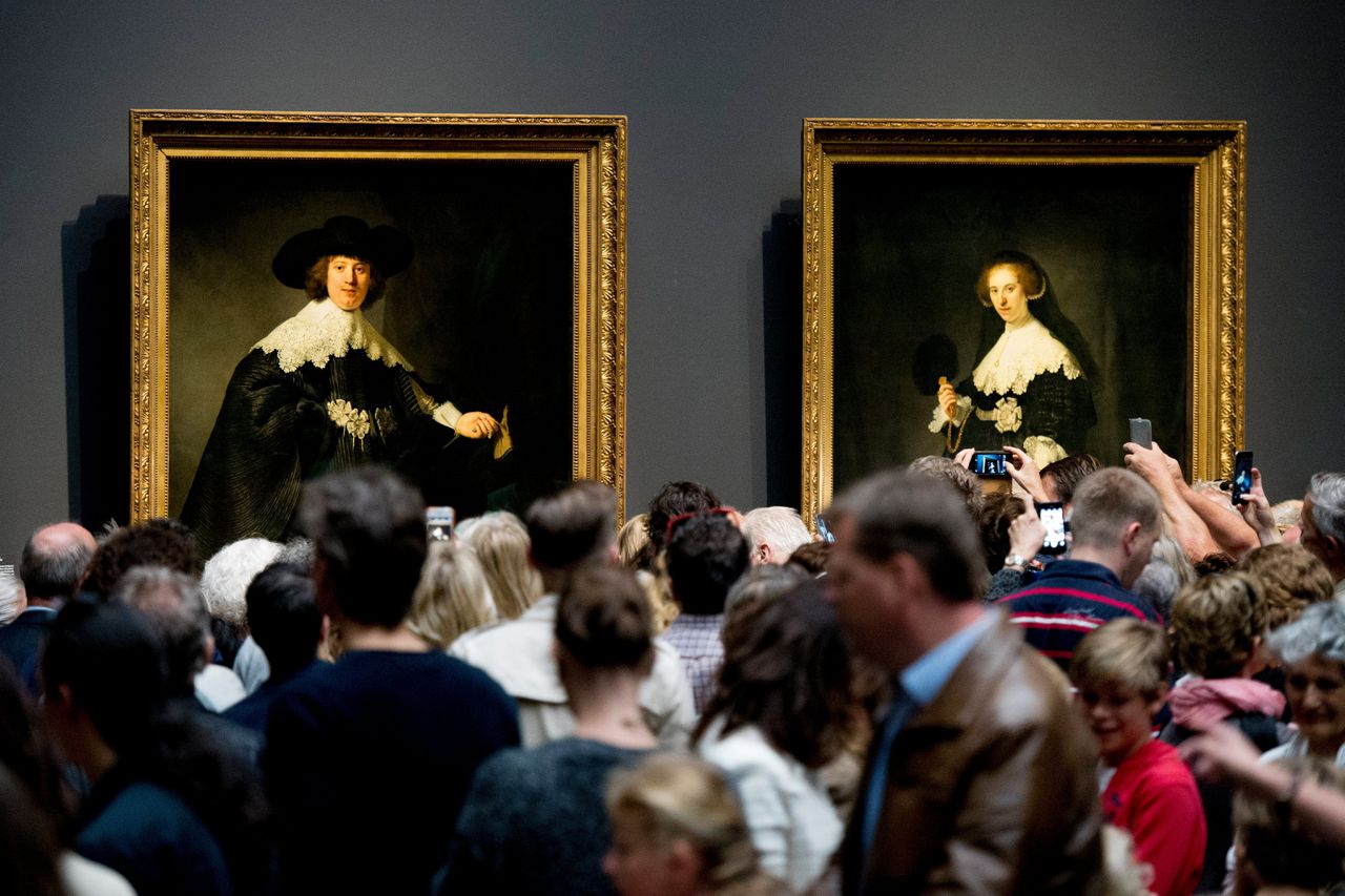 Bezoekers in het Rijksmuseum op de eerste dag dat de twee Rembrandt-portretten ‘Marten en Oopjen’ te zien waren, 2 juli 2016; daarna werden ze gerestaureerd.
