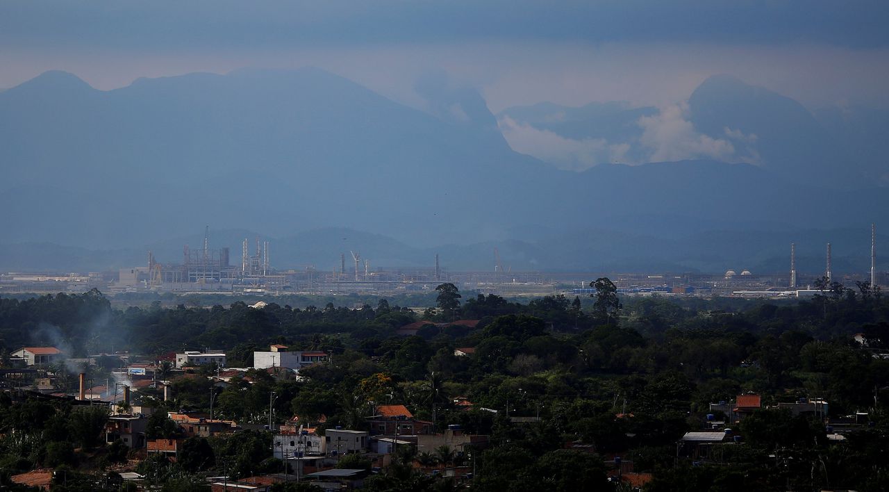De petrochemische fabriek in de buurt van de Braziliaanse stad Itaboraí.