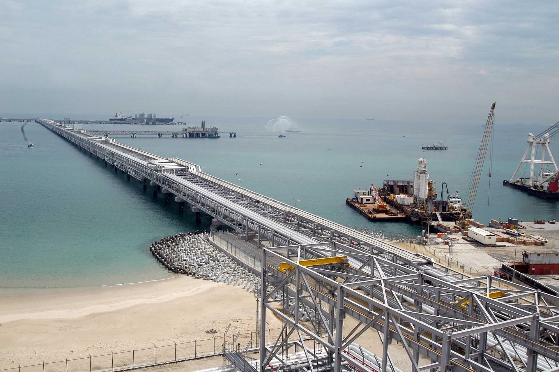 Температура воды в персидском. Добыча нефти в персидском заливе. Мина Эль Ахмади порт. НПЗ Саудовской Аравии. Добыча нефти в Кувейте.
