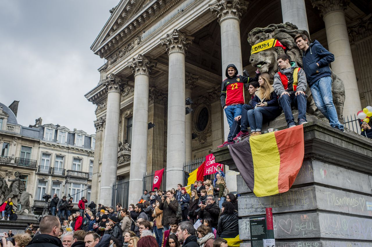 Belangstellenden kwamen bijeen op het Beursplein, een dag na de aanslagen in Brussel.