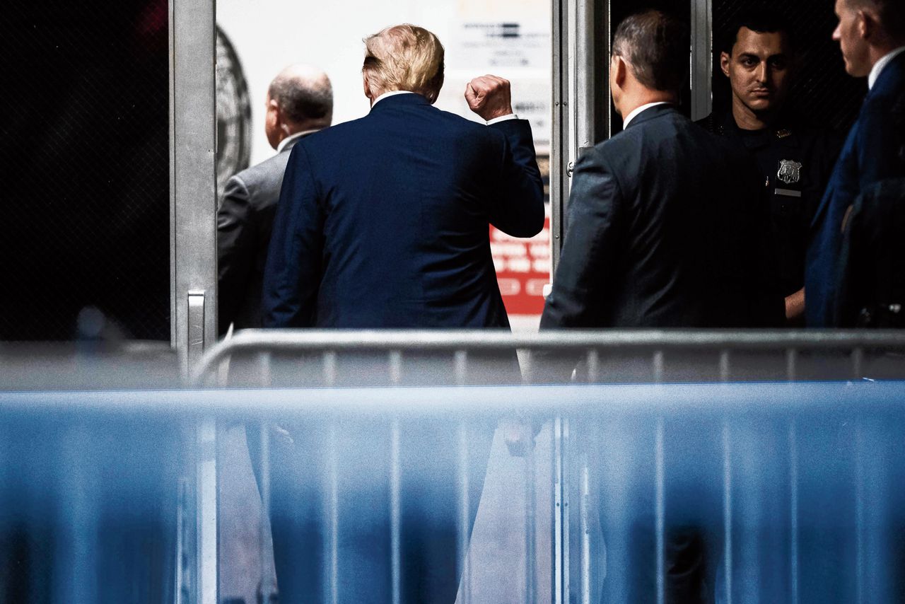 Oud-president Donald Trump gebaart donderdag in de gang van het gerechtsgebouw in New York waar zijn zwijggeldproces wordt gehouden.