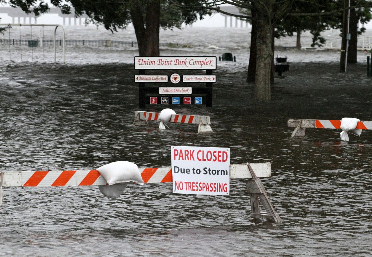 Een park in North Carolina staat onder water en is daarom afgesloten.